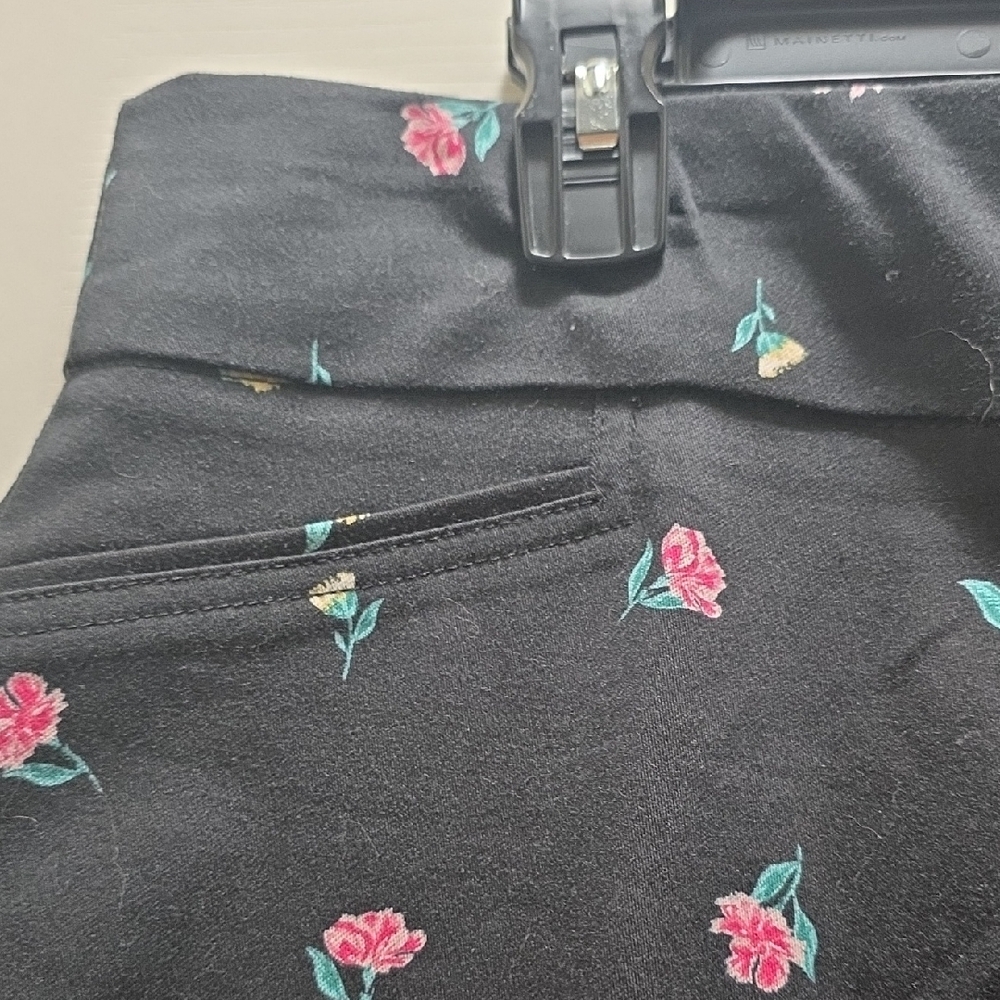 Croft & Barrow Blue Floral Women's Bermudas - Picture 4 of 7